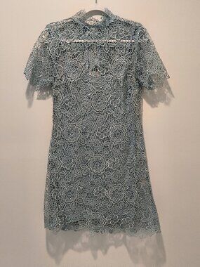 Avantlook Beautiful lace dress with a ribbon tie on the back